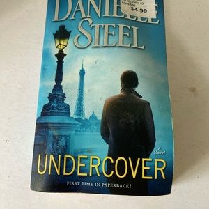 Undercover : A Novel by Danielle Steel (2015, Trade Paperback, Large Type /...